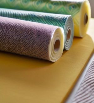 Как избавиться от желтых пятен на обоях: причины, методы и профилактика