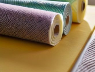 Как избавиться от желтых пятен на обоях: причины, методы и профилактика