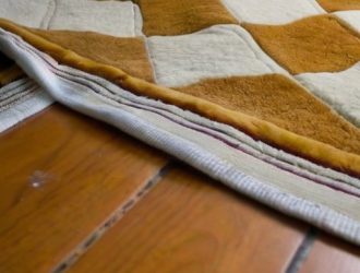 Как спасти линолеум от пожелтения под ковриком: причины, решения и профилактика