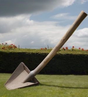 Как вернуть забору былую стойкость: пошаговое руководство по выравниванию и укреплению столбов