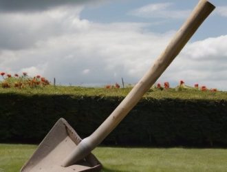 Как вернуть забору былую стойкость: пошаговое руководство по выравниванию и укреплению столбов