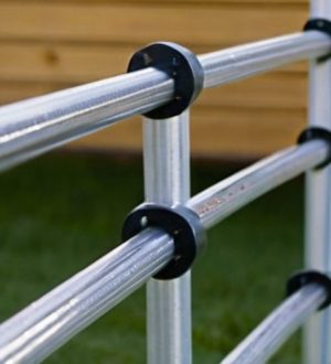 Как выбрать и установить столбы для забора из сетки рабицы: полное руководство для надежной конструкции