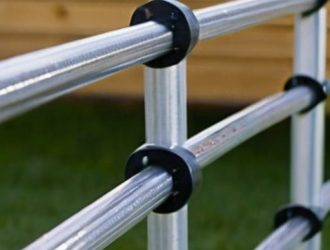 Как выбрать и установить столбы для забора из сетки рабицы: полное руководство для надежной конструкции