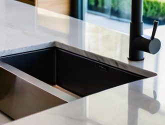 Идеальная кухня: как правильно установить столешницу и мойку своими руками