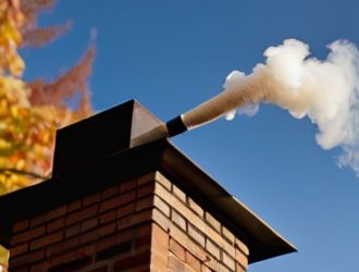 Как чистка дымохода спасает ваш дом: от причин сажи до профессиональной помощи