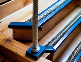 Как избавиться от скрипа деревянных лестниц: причины, диагностика и эффективные методы решения проблемы