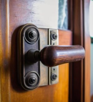 Как остановить самопроизвольное открывание дверей: причины, диагностика и решения для вашего дома