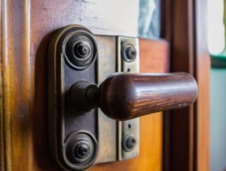 Как остановить самопроизвольное открывание дверей: причины, диагностика и решения для вашего дома