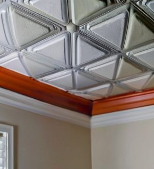 Как покрасить потолочную плитку из пенопласта: советы по выбору краски и уходу за покрытием