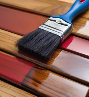 Как правильно покрасить лаковые покрытия по дереву: советы и рекомендации