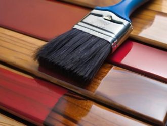 Как правильно покрасить лаковые покрытия по дереву: советы и рекомендации