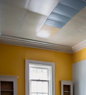 Как правильно покрасить побеленный потолок: пошаговое руководство для идеального результата