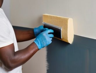 Как правильно закрасить стены с масляной краской: советы по подготовке и выбору материалов