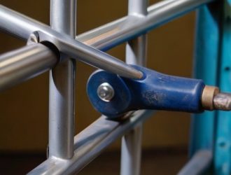 Как приварить навесы на ворота: пошаговое руководство для надежной и долговечной конструкции