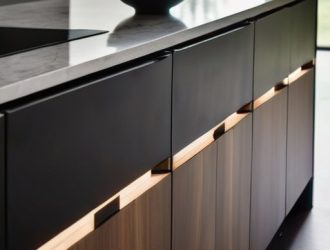 Как продлить жизнь кухонной столешницы: секреты обработки срезов под мойку