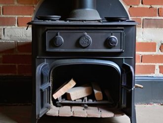 Как продлить жизнь вашей кирпичной печи: эффективные методы замазывания трещин и уход после ремонта