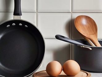Как сохранить антипригарное покрытие: выбираем правильные кухонные принадлежности для вашей сковороды