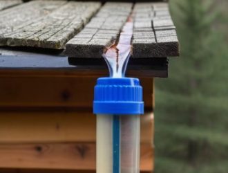 Как сохранить деревянный дом: эффективные методы заделки трещин в брусе