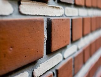 Как сохранить кирпичную кладку без высолов: причины, профилактика и методы удаления