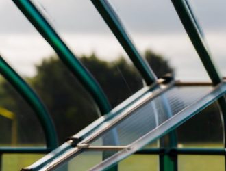 Как спасти поликарбонатную теплицу: причины трещин и эффективные способы их устранения