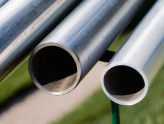 Как выбрать идеальные трубы для забора: советы по материалам, прочности и экономии