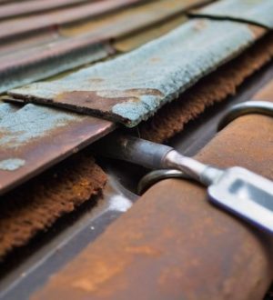 Как заделать дырки в железной крыше: пошаговое руководство и советы по профилактике