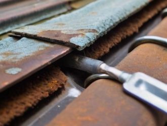Как заделать дырки в железной крыше: пошаговое руководство и советы по профилактике