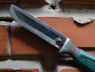 Как заделать дыру в кирпичной стене: пошаговое руководство по восстановлению прочности и красоты вашего дома