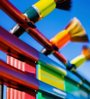 Преображение и защита: как и зачем красить забор из профнастила