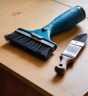 Секреты безопасного и эффективного удаления старой краски с дерева: от механики до экологии