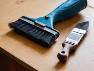 Секреты безопасного и эффективного удаления старой краски с дерева: от механики до экологии