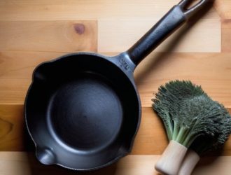 Секреты долговечности: как правильно закалить и ухаживать за чугунной сковородой