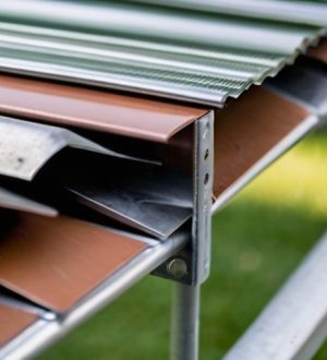 Секреты прочного забора: как правильно крепить профлист и выбрать нужное количество саморезов