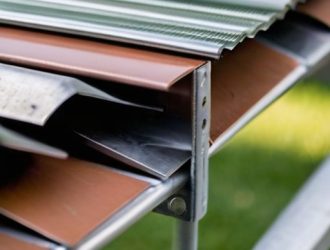 Секреты прочного забора: как правильно крепить профлист и выбрать нужное количество саморезов