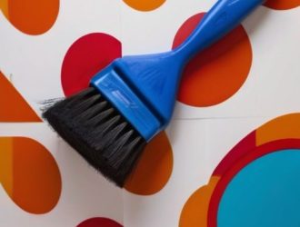 Как избежать пузырей при поклейке флизелиновых обоев: советы и рекомендации