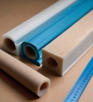 Как правильно клеить потолочные плинтусы из пенопласта на обои: пошаговое руководство для начинающих