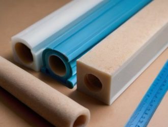 Как правильно клеить потолочные плинтусы из пенопласта на обои: пошаговое руководство для начинающих