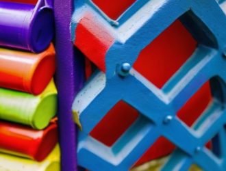 Как правильно покрасить бетонный забор: советы по выбору краски и технологии нанесения