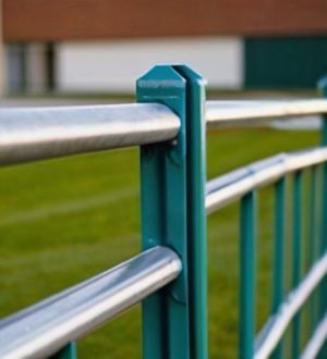 Как правильно закрепить сетку-рабицы: советы и методы для надежного ограждения