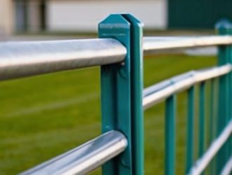 Как правильно закрепить сетку-рабицы: советы и методы для надежного ограждения