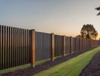 Правильный выбор столбов для забора из профнастила: что нужно знать перед установкой