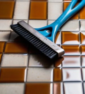 Эффективное удаление жидких гвоздей с плитки: советы и методы для сохранения поверхности