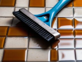 Эффективное удаление жидких гвоздей с плитки: советы и методы для сохранения поверхности