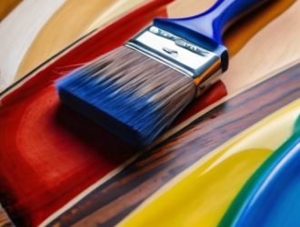 Эмаль для дерева: как выбрать, покрасить и продлить срок службы покрытия