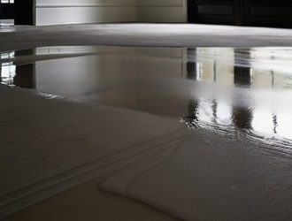 Как правильно поливать полусухую стяжку: советы для долговечного пола