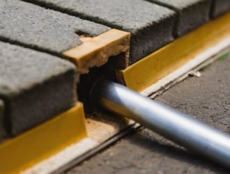 Как правильно заделать щели между отмосткой и фундаментом: советы и рекомендации для долговечности вашей конструкции