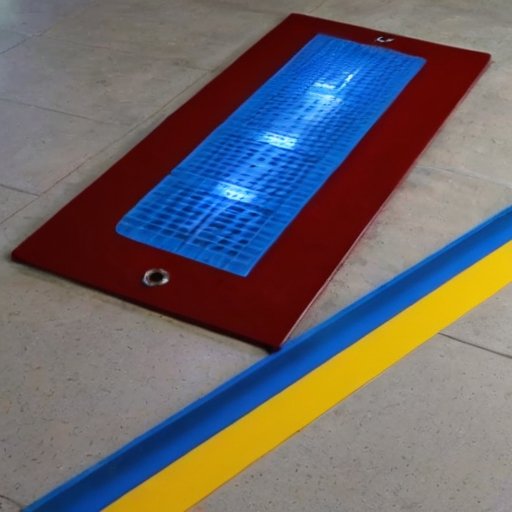 Организованная строительная площадка с различными маяками для выравнивания пола и инструментами.