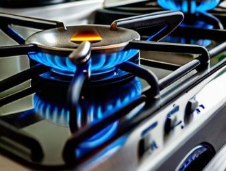 Почему не зажигается газовая конфорка: основные причины и решения