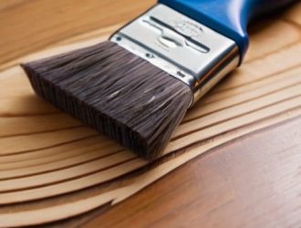 Покраска дерева водоэмульсионной краской: преимущества, техника и советы по уходу