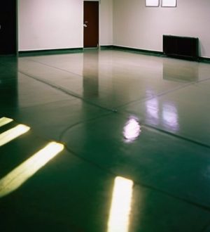 Правильный уход за стяжкой пола: секреты долговечности и качества покрытия